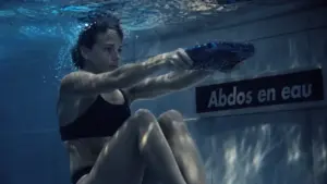 Exercice piscine abdos : femme gainage à l’eau, sans brutaliser les articulations