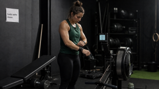 Cardio avant apres muscu en salle : haltère et rameur pour force et perte de poids