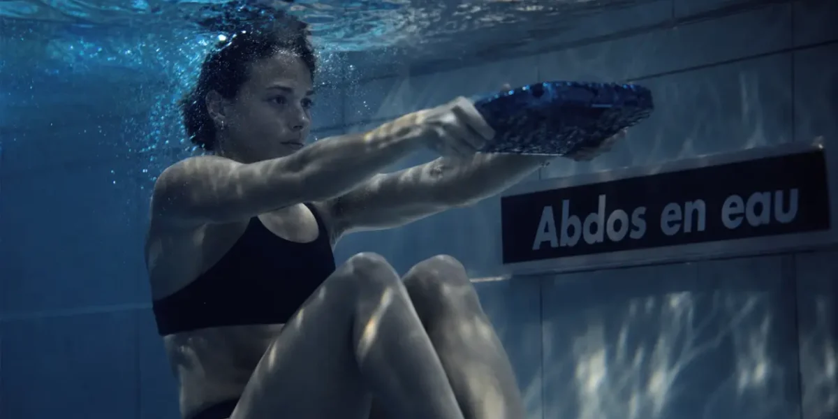 Exercice piscine abdos : femme gainage à l’eau, sans brutaliser les articulations