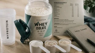 Meilleur proteine prise de masse : whey isolate et shaker sur table